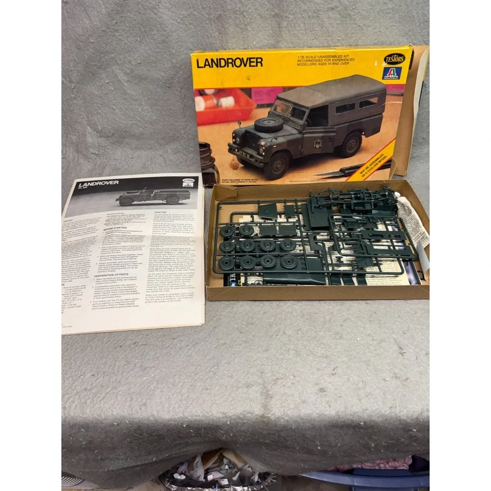 LANDROVER 1981 Model Kit 1/35 Scale Testors Italeri 859 Open Box